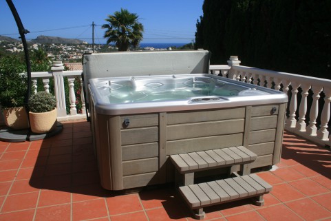 JACUZZI HOT TUB