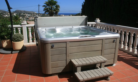 JACUZZI HOT TUB