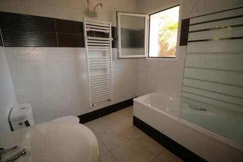 DOWNSTAIRS ENSUITE