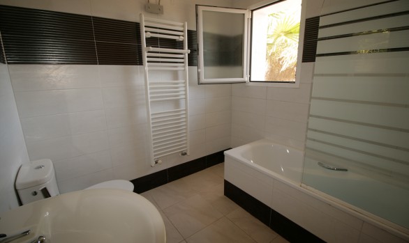 DOWNSTAIRS ENSUITE